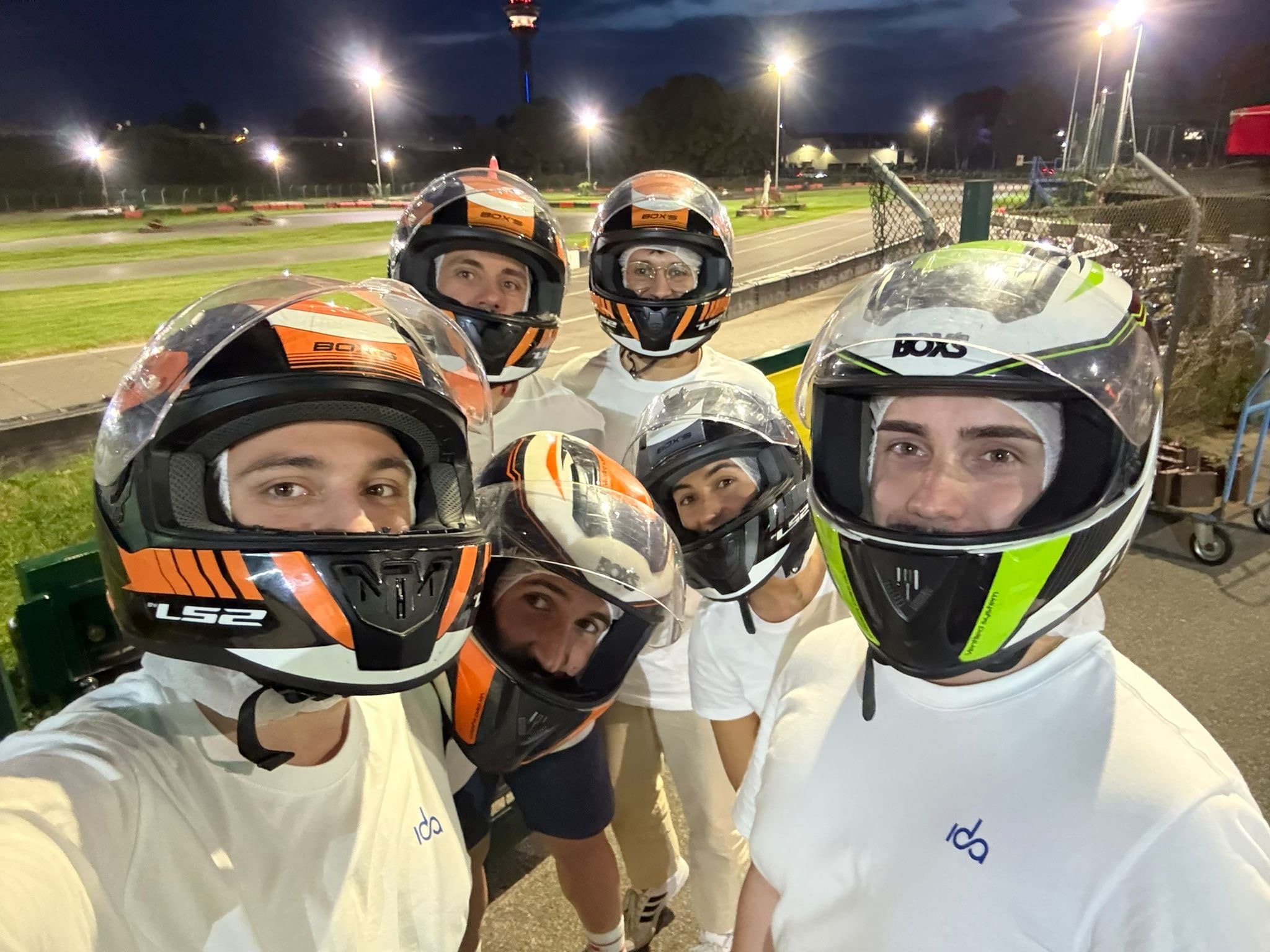 Il team al kart, con i caschi